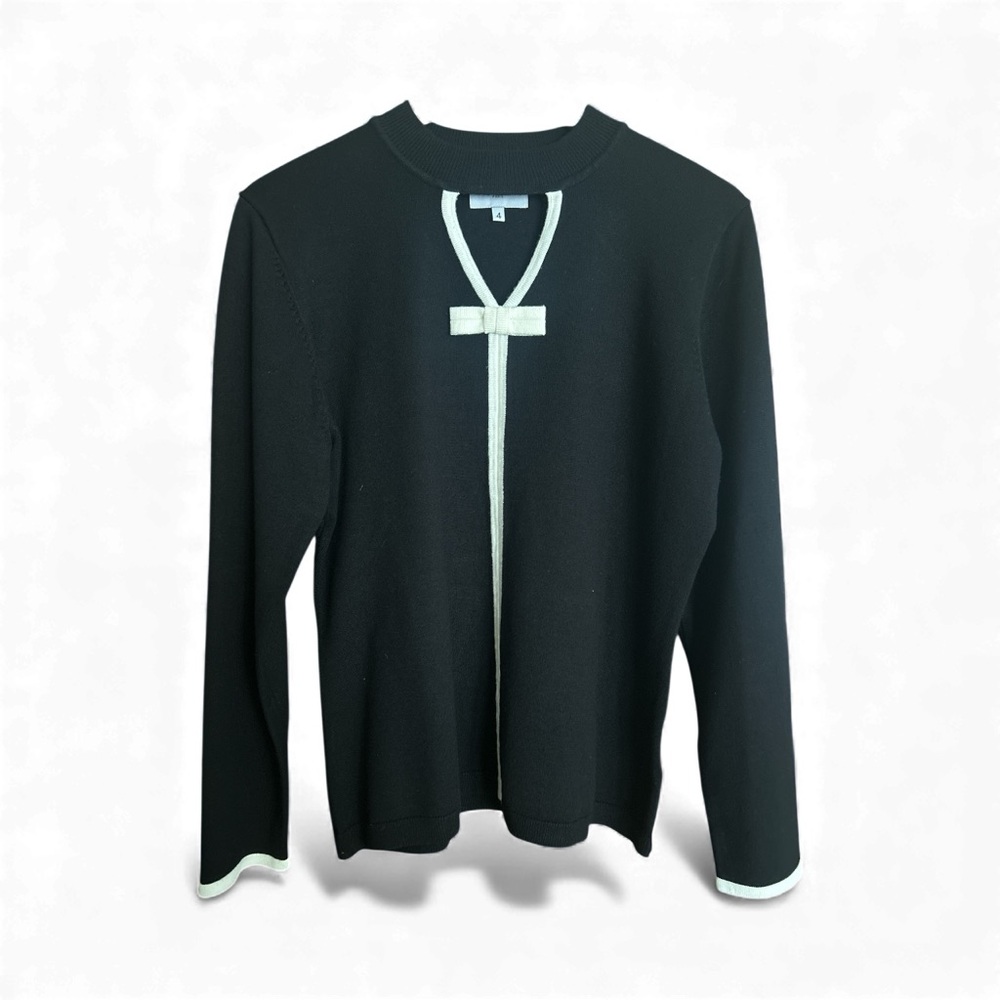 Leo and Ugo Chic Elegant, Refined Black V-Neck Sweater with Cream Accents